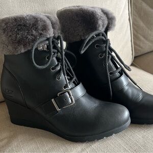 UGG Women's Black Lace Up Wedge Boots Waterproof!  Size 8.5. Excellent condition